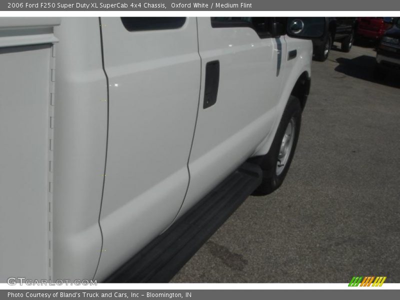 Oxford White / Medium Flint 2006 Ford F250 Super Duty XL SuperCab 4x4 Chassis