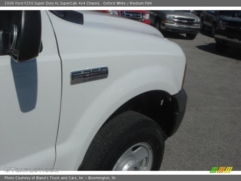 Oxford White / Medium Flint 2006 Ford F250 Super Duty XL SuperCab 4x4 Chassis