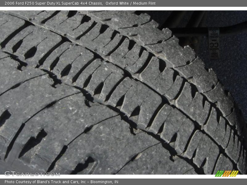 Oxford White / Medium Flint 2006 Ford F250 Super Duty XL SuperCab 4x4 Chassis