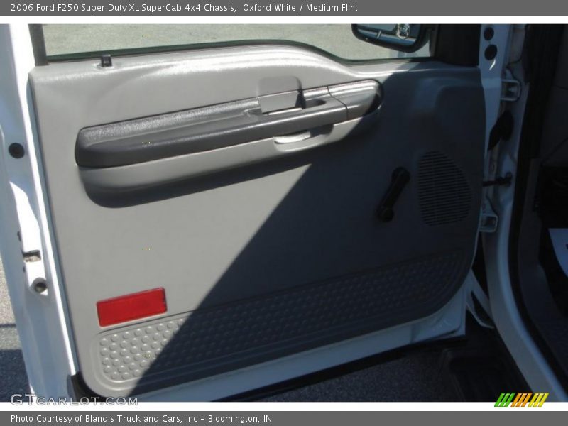 Oxford White / Medium Flint 2006 Ford F250 Super Duty XL SuperCab 4x4 Chassis