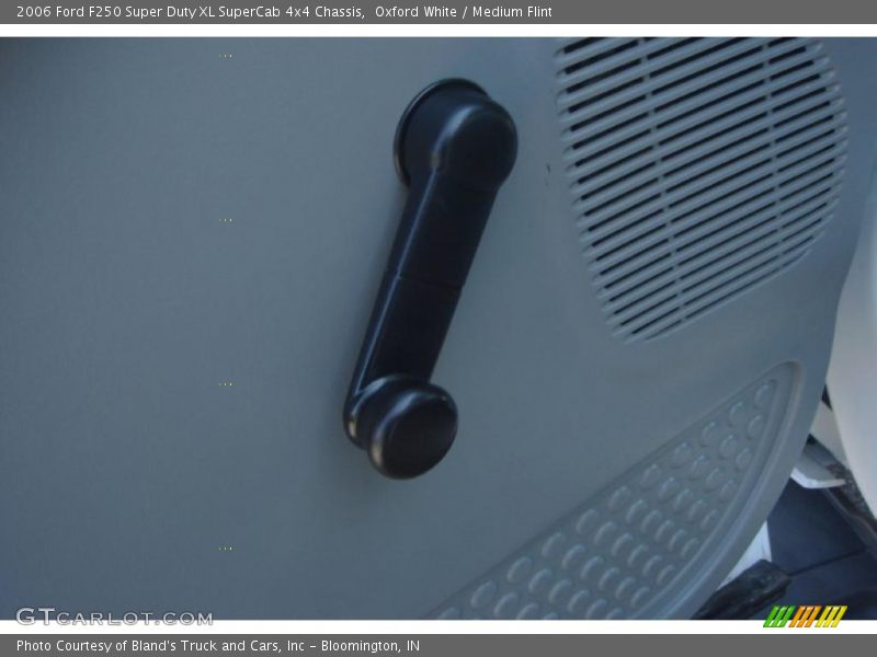 Oxford White / Medium Flint 2006 Ford F250 Super Duty XL SuperCab 4x4 Chassis