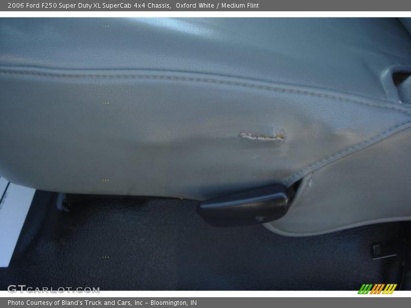 Oxford White / Medium Flint 2006 Ford F250 Super Duty XL SuperCab 4x4 Chassis