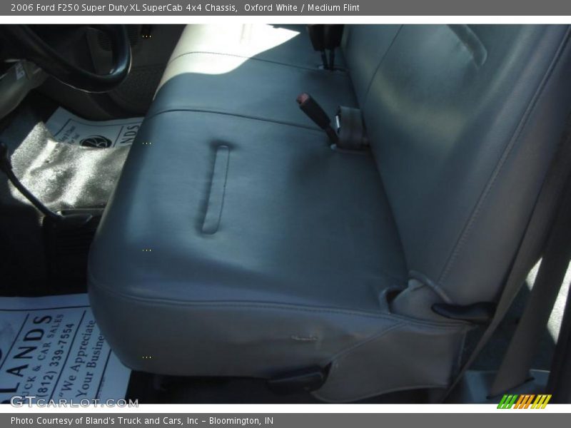 Oxford White / Medium Flint 2006 Ford F250 Super Duty XL SuperCab 4x4 Chassis