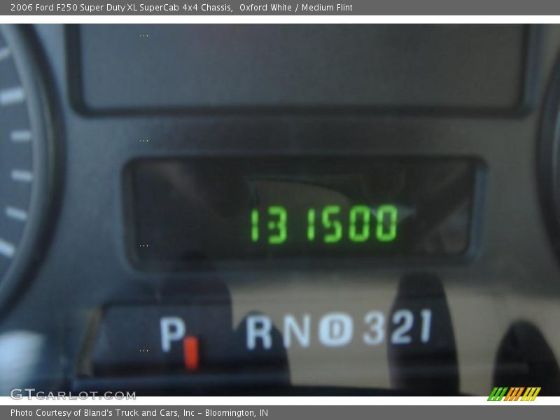 Oxford White / Medium Flint 2006 Ford F250 Super Duty XL SuperCab 4x4 Chassis