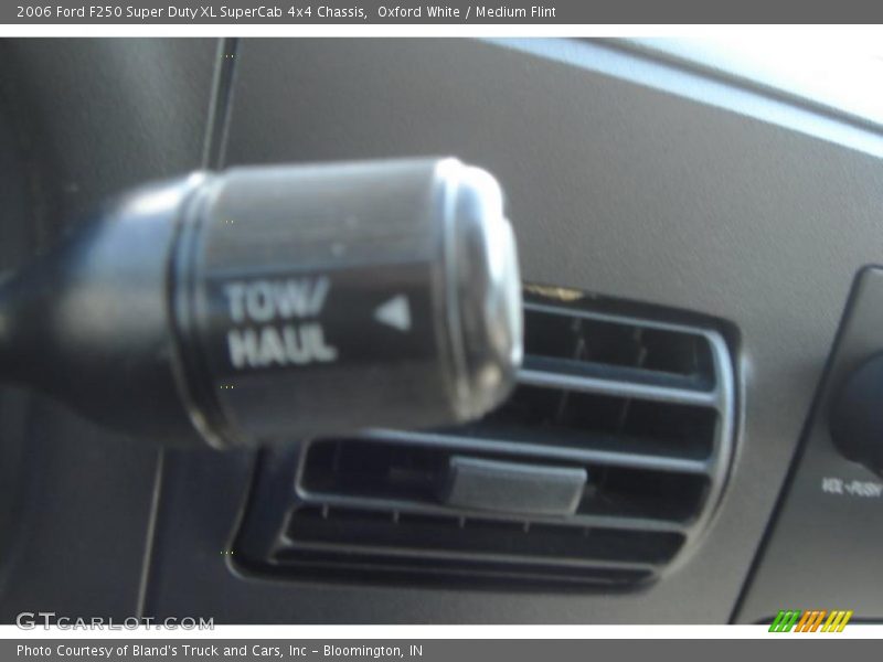 Oxford White / Medium Flint 2006 Ford F250 Super Duty XL SuperCab 4x4 Chassis