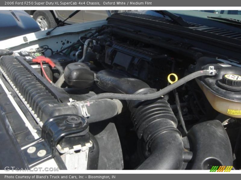 Oxford White / Medium Flint 2006 Ford F250 Super Duty XL SuperCab 4x4 Chassis