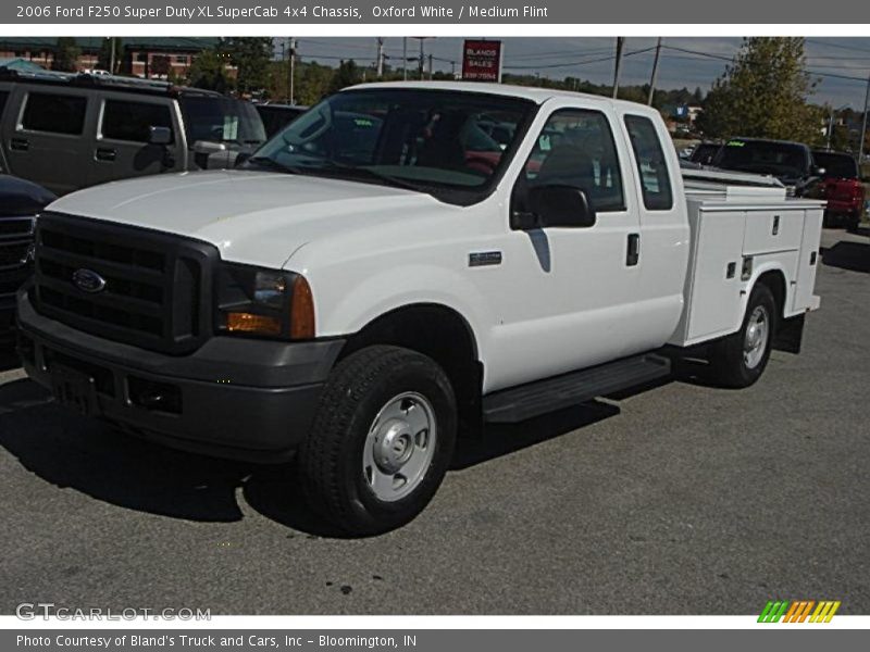 Oxford White / Medium Flint 2006 Ford F250 Super Duty XL SuperCab 4x4 Chassis