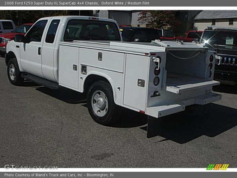 Oxford White / Medium Flint 2006 Ford F250 Super Duty XL SuperCab 4x4 Chassis