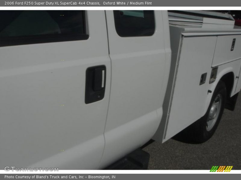 Oxford White / Medium Flint 2006 Ford F250 Super Duty XL SuperCab 4x4 Chassis