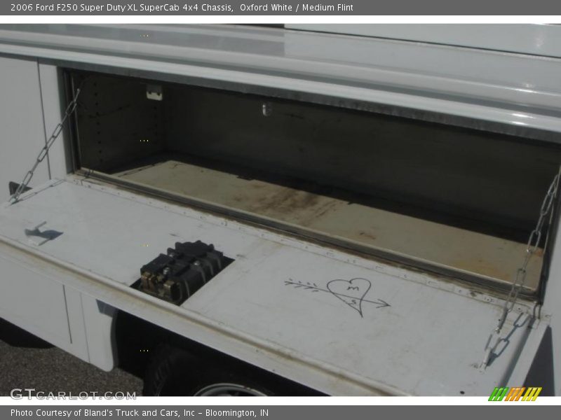 Oxford White / Medium Flint 2006 Ford F250 Super Duty XL SuperCab 4x4 Chassis