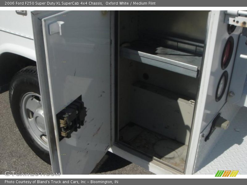 Oxford White / Medium Flint 2006 Ford F250 Super Duty XL SuperCab 4x4 Chassis