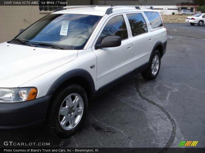 Ice White / Taupe 2005 Volvo XC70 AWD