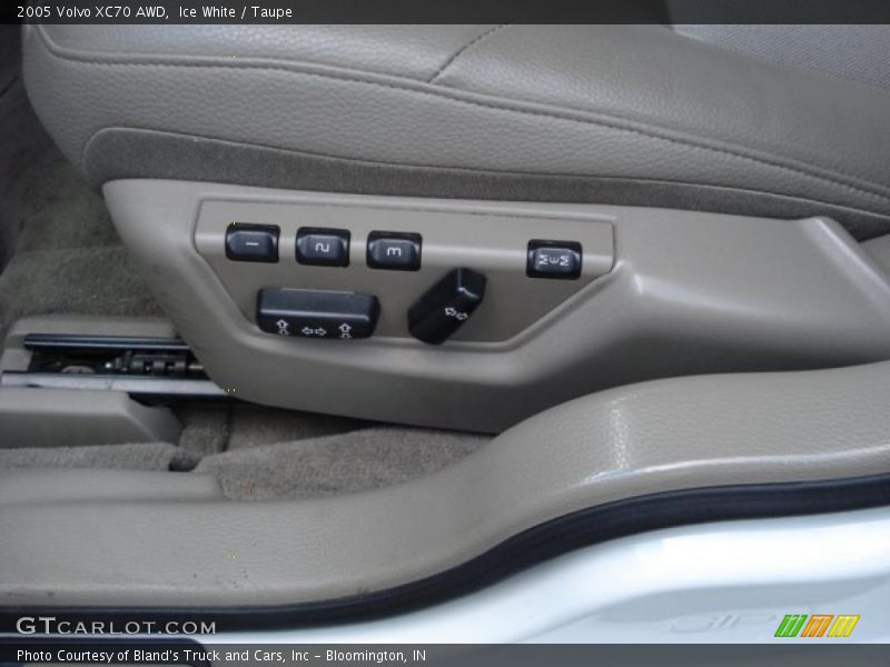 Ice White / Taupe 2005 Volvo XC70 AWD