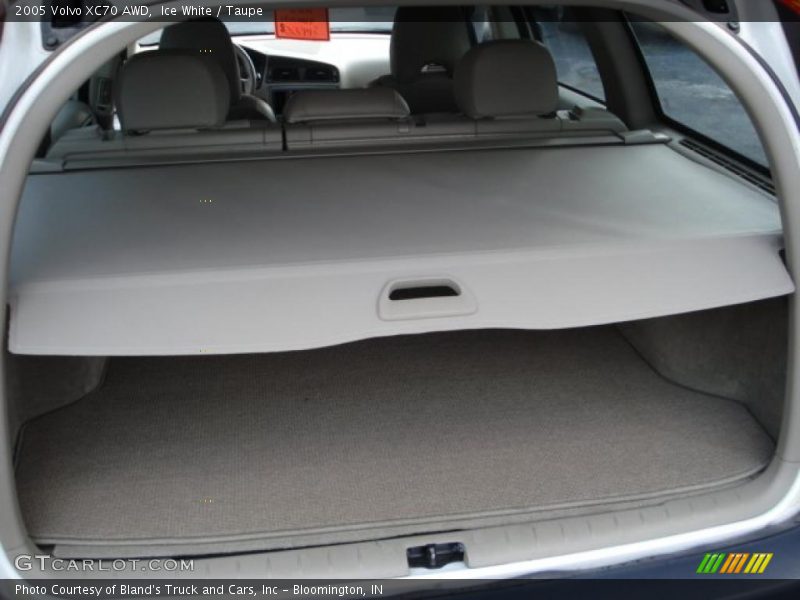 Ice White / Taupe 2005 Volvo XC70 AWD