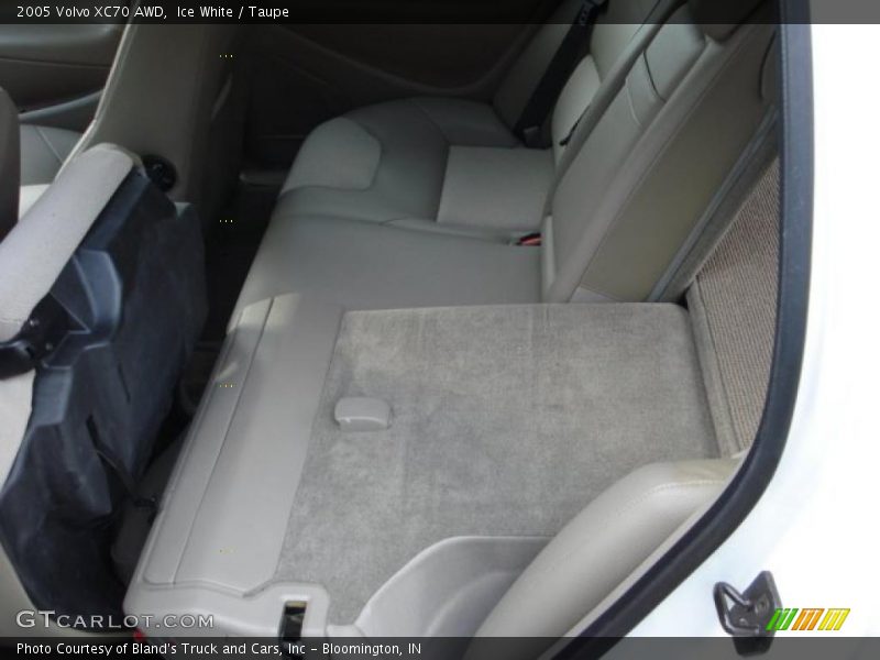 Ice White / Taupe 2005 Volvo XC70 AWD