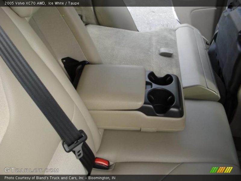 Ice White / Taupe 2005 Volvo XC70 AWD