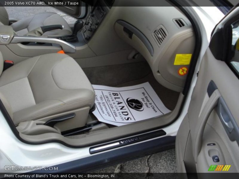 Ice White / Taupe 2005 Volvo XC70 AWD