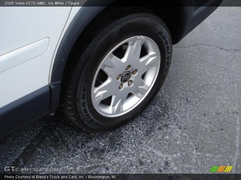 Ice White / Taupe 2005 Volvo XC70 AWD
