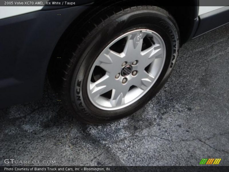 Ice White / Taupe 2005 Volvo XC70 AWD
