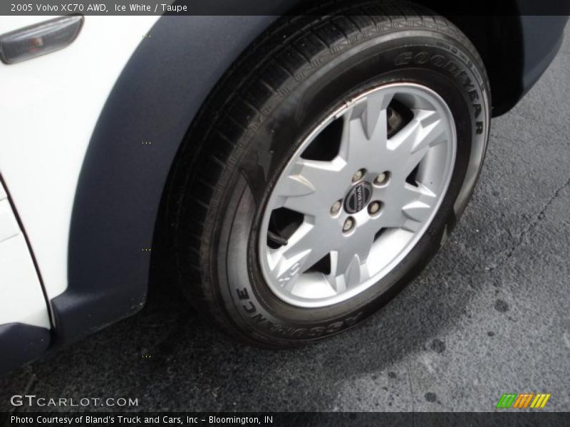 Ice White / Taupe 2005 Volvo XC70 AWD
