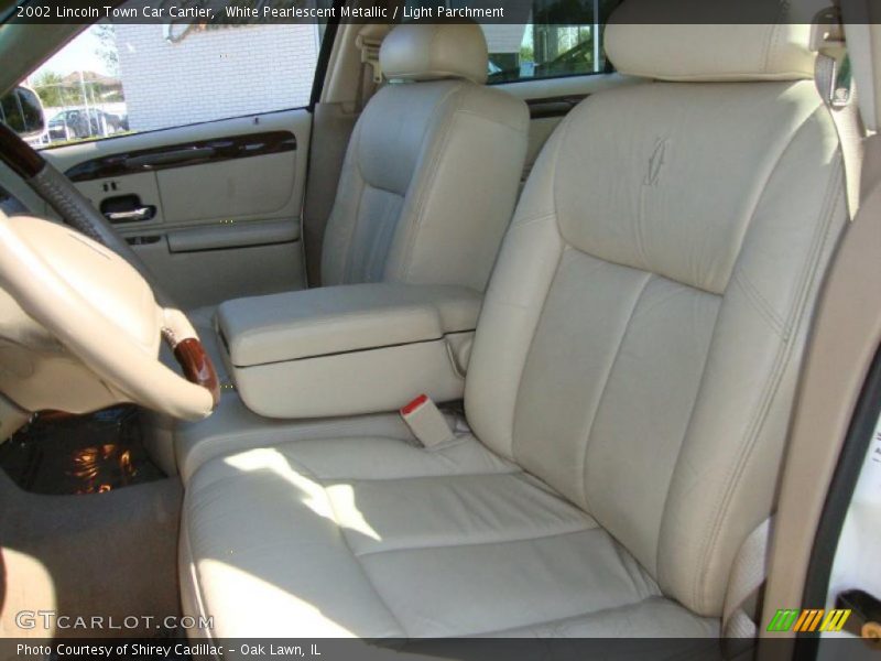 White Pearlescent Metallic / Light Parchment 2002 Lincoln Town Car Cartier