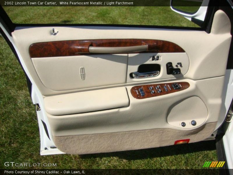 White Pearlescent Metallic / Light Parchment 2002 Lincoln Town Car Cartier