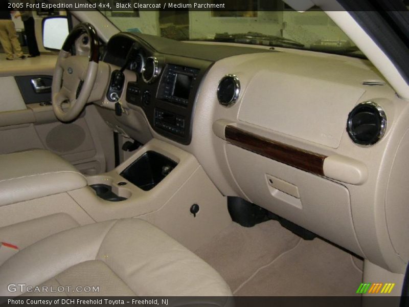 Black Clearcoat / Medium Parchment 2005 Ford Expedition Limited 4x4