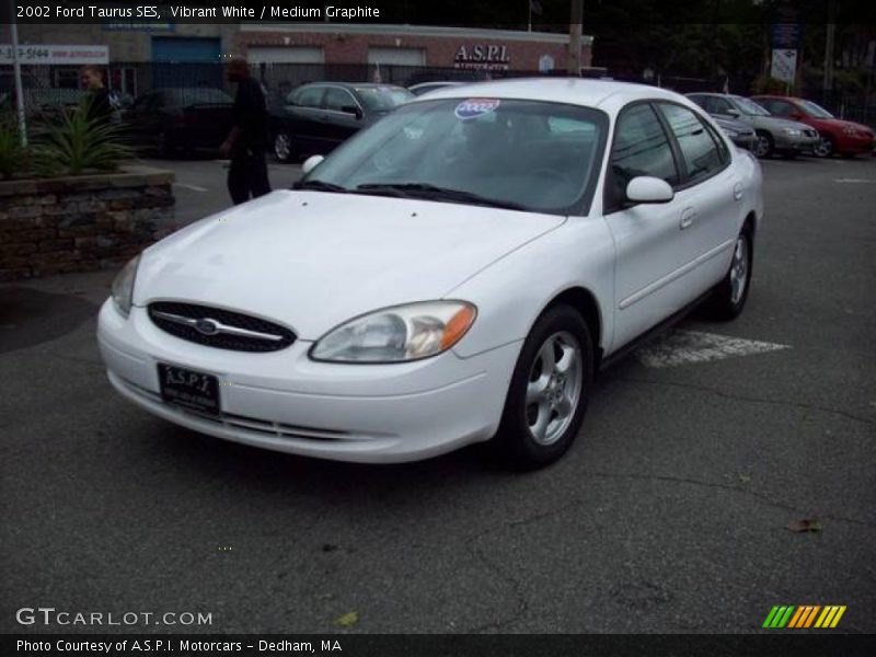 Vibrant White / Medium Graphite 2002 Ford Taurus SES