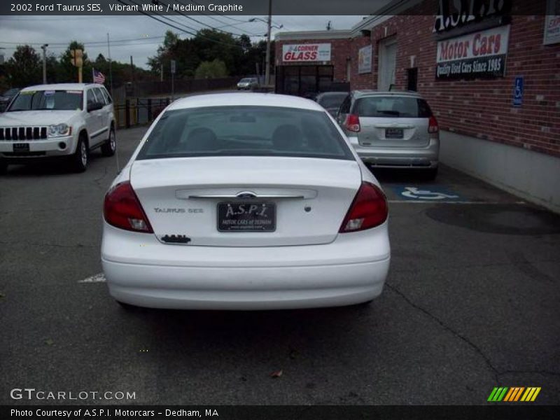 Vibrant White / Medium Graphite 2002 Ford Taurus SES