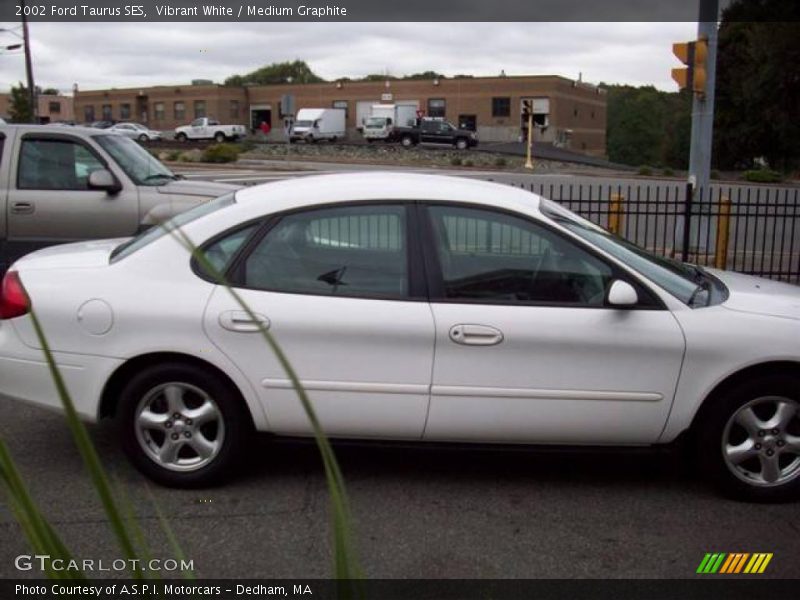 Vibrant White / Medium Graphite 2002 Ford Taurus SES