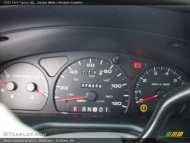 Vibrant White / Medium Graphite 2002 Ford Taurus SES