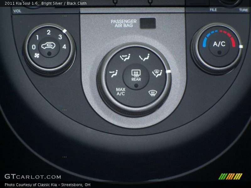 Bright Silver / Black Cloth 2011 Kia Soul 1.6