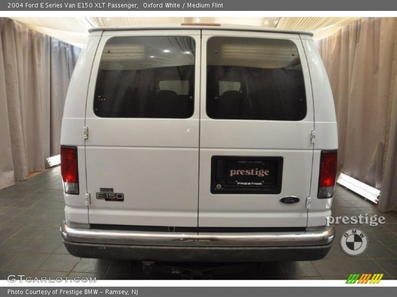 Oxford White / Medium Flint 2004 Ford E Series Van E150 XLT Passenger