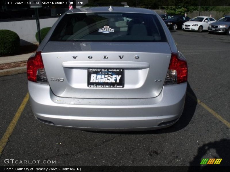 Silver Metallic / Off Black 2010 Volvo S40 2.4i