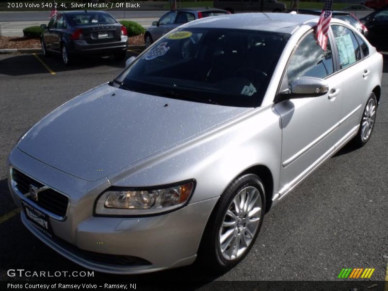 Silver Metallic / Off Black 2010 Volvo S40 2.4i