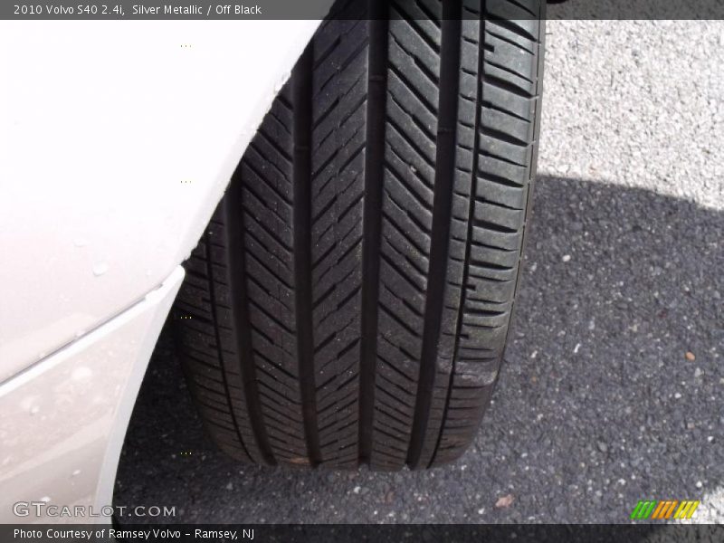 Silver Metallic / Off Black 2010 Volvo S40 2.4i