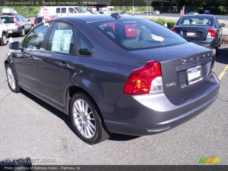 Titanium Grey Metallic / Off Black 2010 Volvo S40 2.4i