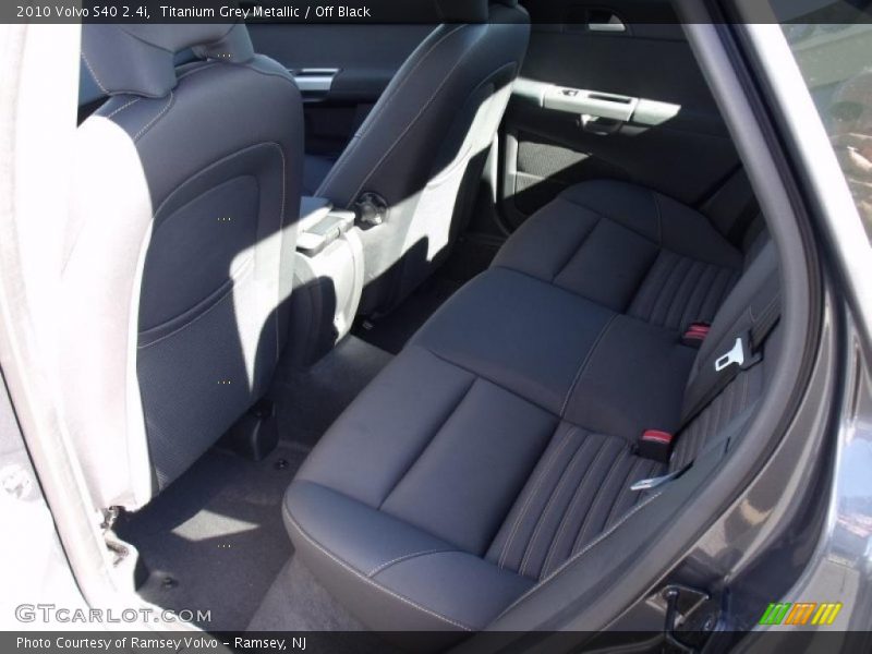 Titanium Grey Metallic / Off Black 2010 Volvo S40 2.4i