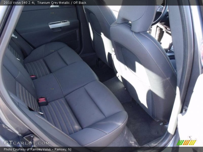 Titanium Grey Metallic / Off Black 2010 Volvo S40 2.4i