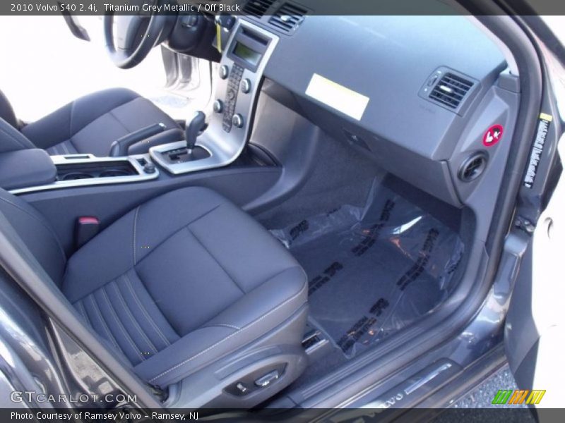 Titanium Grey Metallic / Off Black 2010 Volvo S40 2.4i
