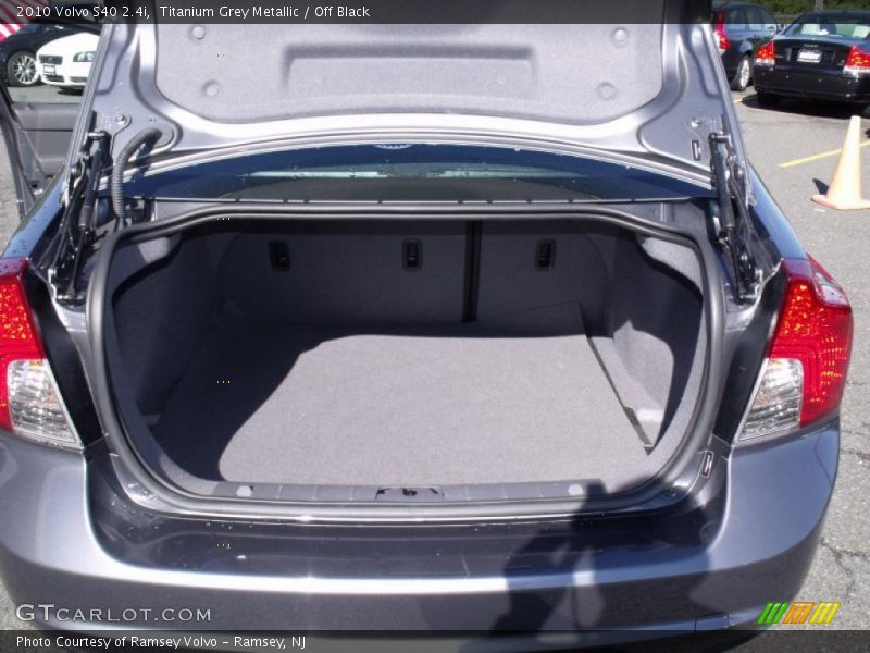 Titanium Grey Metallic / Off Black 2010 Volvo S40 2.4i