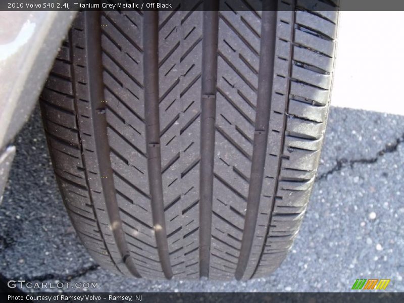 Titanium Grey Metallic / Off Black 2010 Volvo S40 2.4i