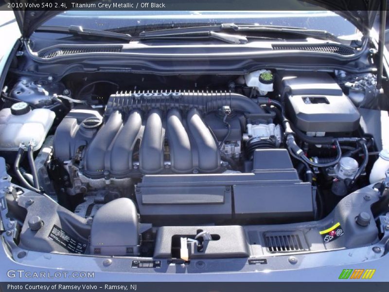Titanium Grey Metallic / Off Black 2010 Volvo S40 2.4i