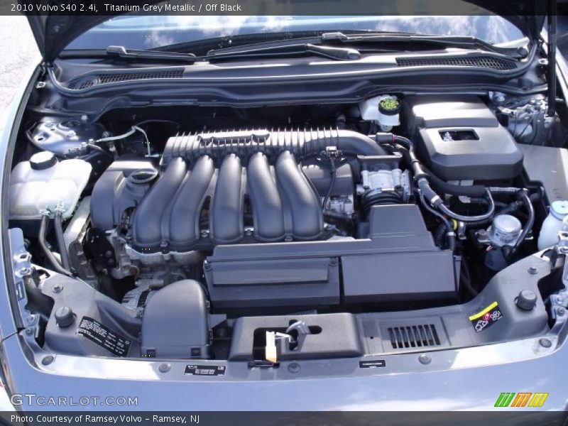 Titanium Grey Metallic / Off Black 2010 Volvo S40 2.4i