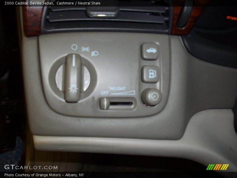 Cashmere / Neutral Shale 2000 Cadillac DeVille Sedan