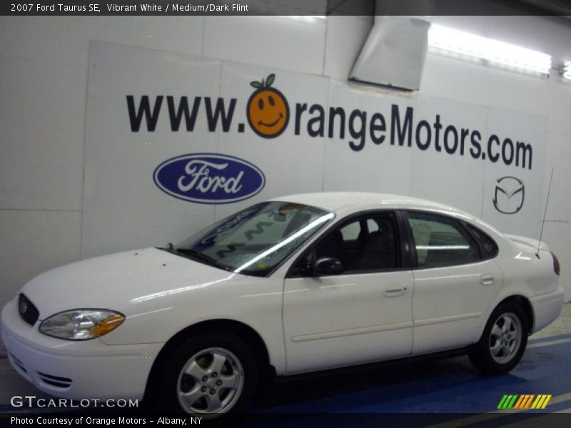 Vibrant White / Medium/Dark Flint 2007 Ford Taurus SE