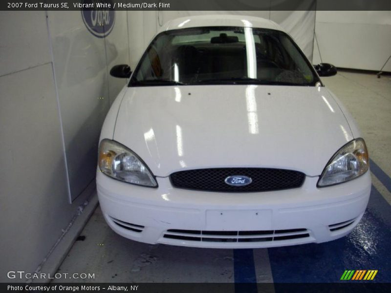 Vibrant White / Medium/Dark Flint 2007 Ford Taurus SE