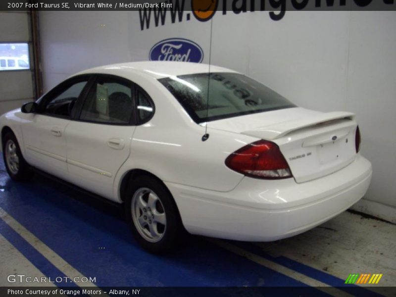 Vibrant White / Medium/Dark Flint 2007 Ford Taurus SE