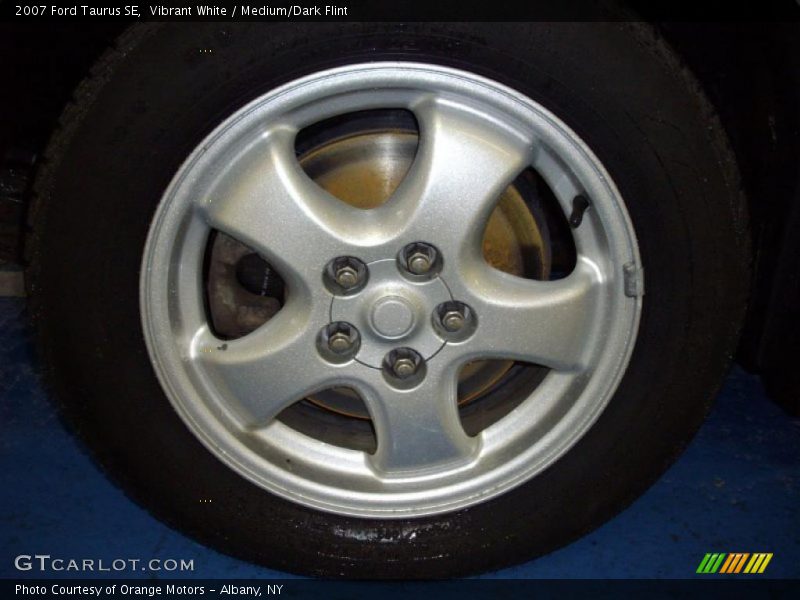 Vibrant White / Medium/Dark Flint 2007 Ford Taurus SE