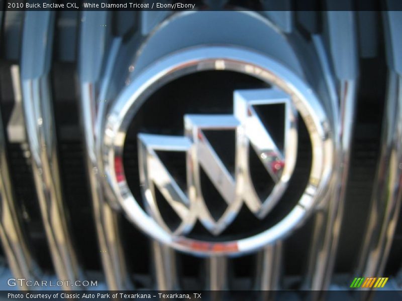 White Diamond Tricoat / Ebony/Ebony 2010 Buick Enclave CXL